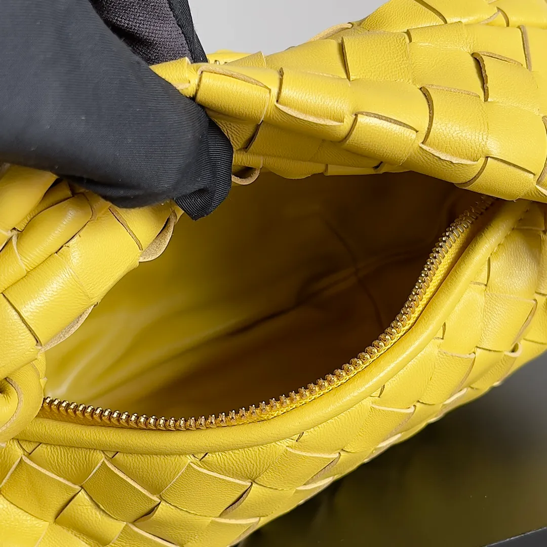 Batch 1120 Bottega veneta͙.——The latest braided and knotted hobo🔥 The top-grade lambskin leather is very soft, the bag shape is unique, practical and durable. It retains the traditional weaving elements while being a bit more flamboyant ~ Made of hand-woven sheepskin, zipper opening and closing, curved seamless structure, effortless to match. Highly recommended⚠️⚠️⚠️ The highest-end in the market🌈 Welcome to compare [Factory equipped with full package] size: 23x15x5cm.   Model: 651876